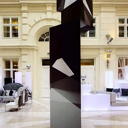 Grand Palace Hotel